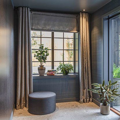 1700-talls liftgardin, roll-up med sort snor og skinnstropper og glassringer