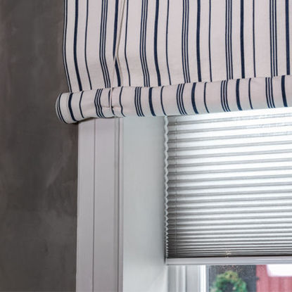 Enkel plisségardin, snorbetjent topphengt