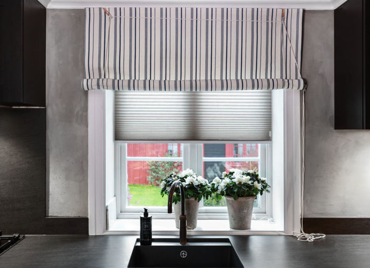 Enkel plisségardin, snorbetjent topphengt