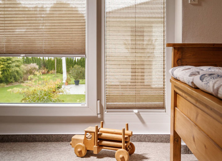 Enkel plisségardin, håndbetjent topphengt