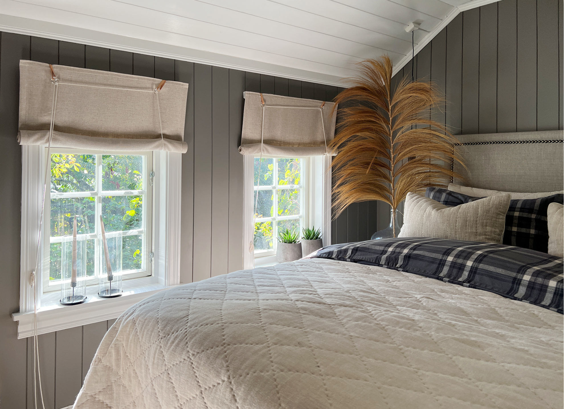 1700-talls liftgardin, roll-up Soverom med 1700-talls liftgardin, roll-up og oppredd dobbeltseng. Foto.