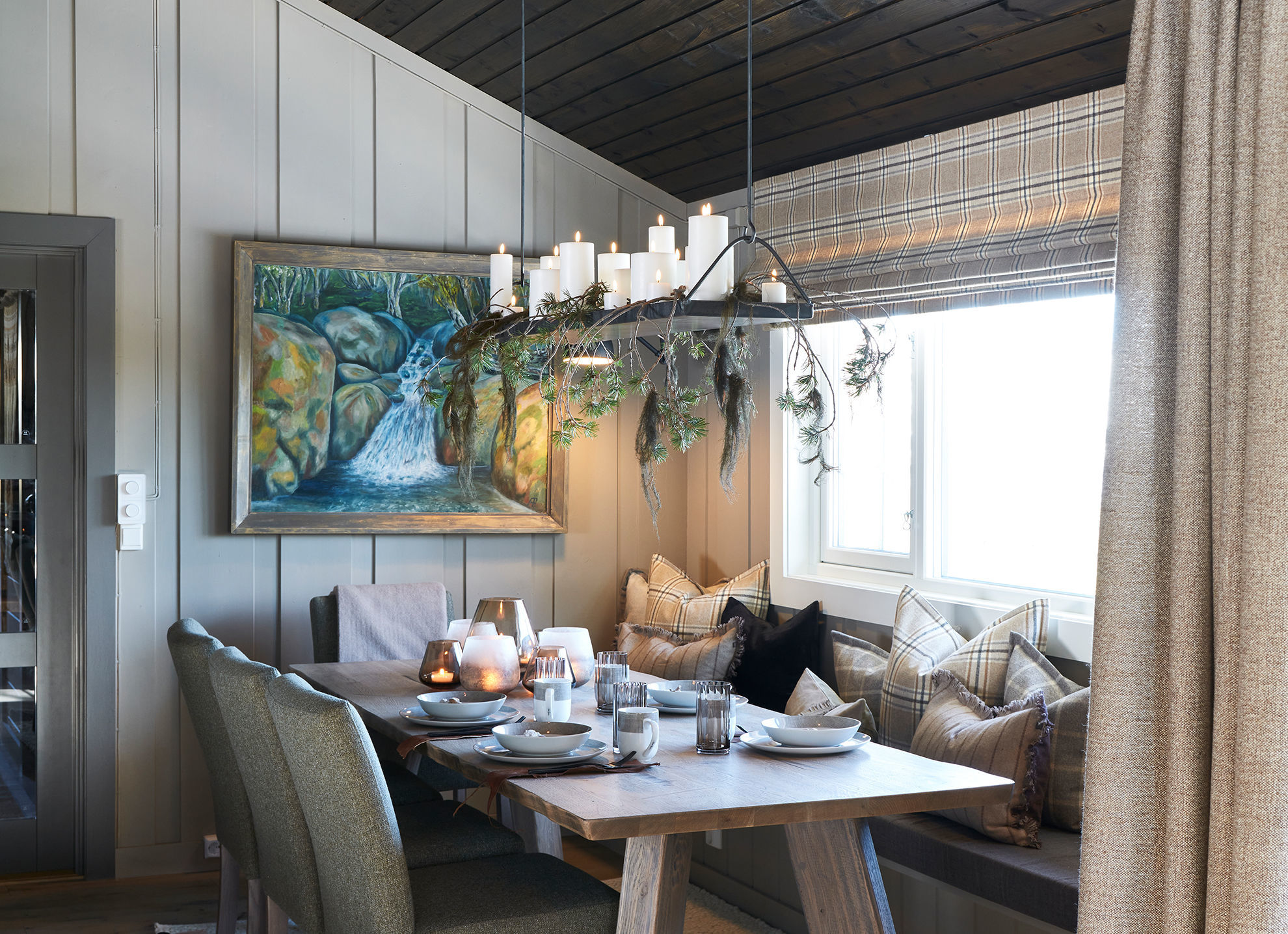 Liftgardin, hard fold med spiler Spisestue med gardinhøyde, liftgardin hard  fold med spiler og spisegruppe. Foto.