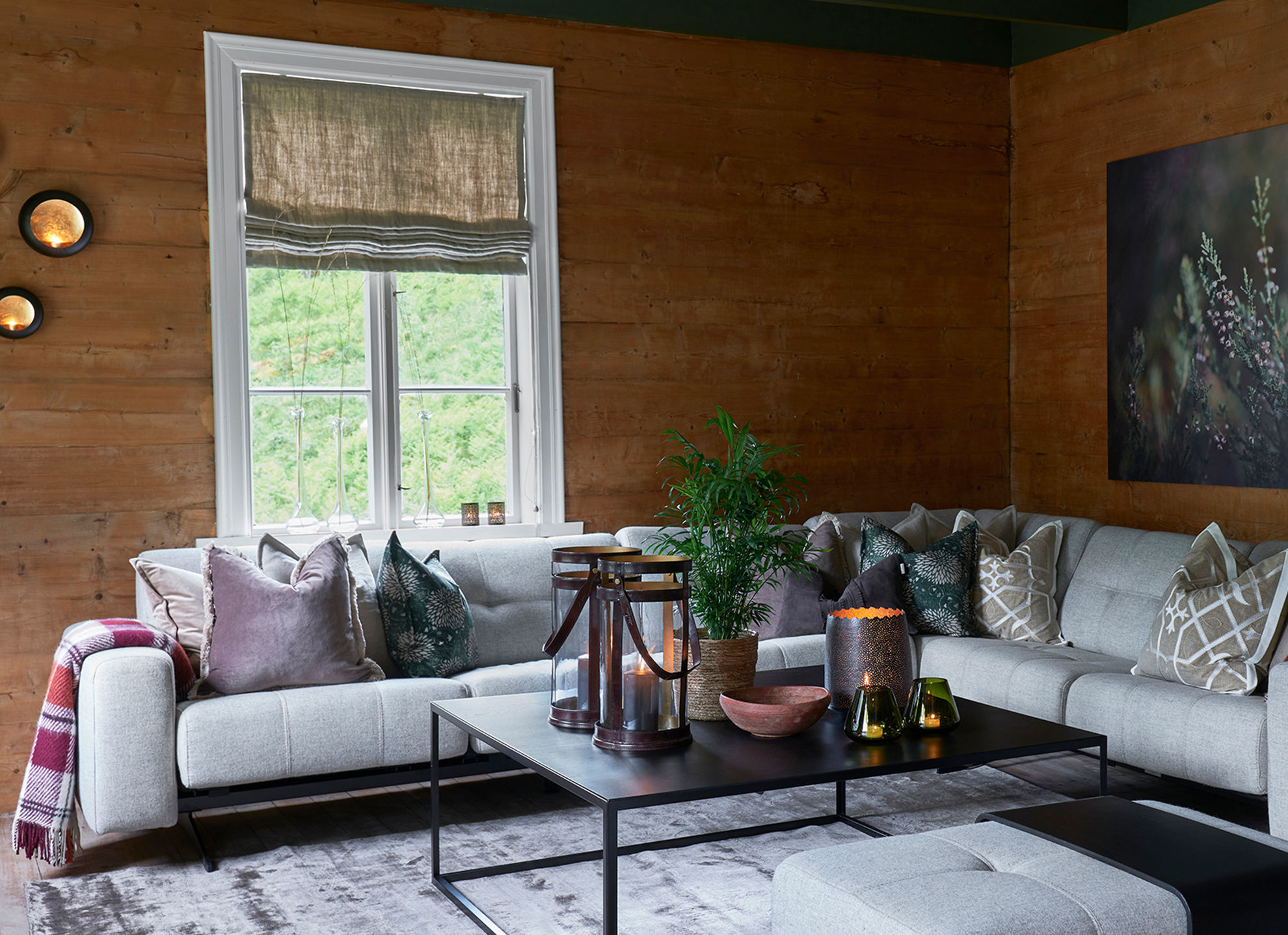 Liftgardin, soft fold uten spiler Stue på hytte med vindu med liftgardin, soft fold uten spiler og sofagruppe. Foto.