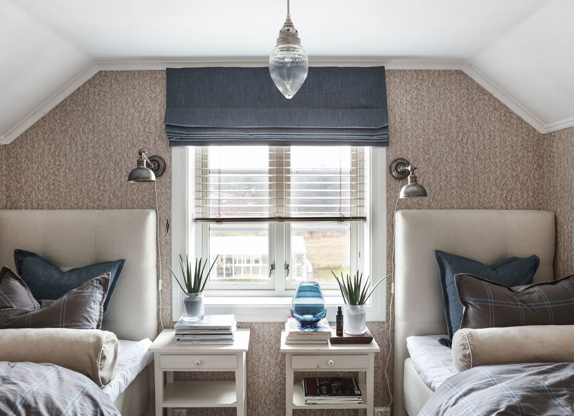 Alu-persienner, 50 mm Soverom med vindu med alu-persienner, 50 mm og liftgardin, to oppredde senger og nattbord. Foto.