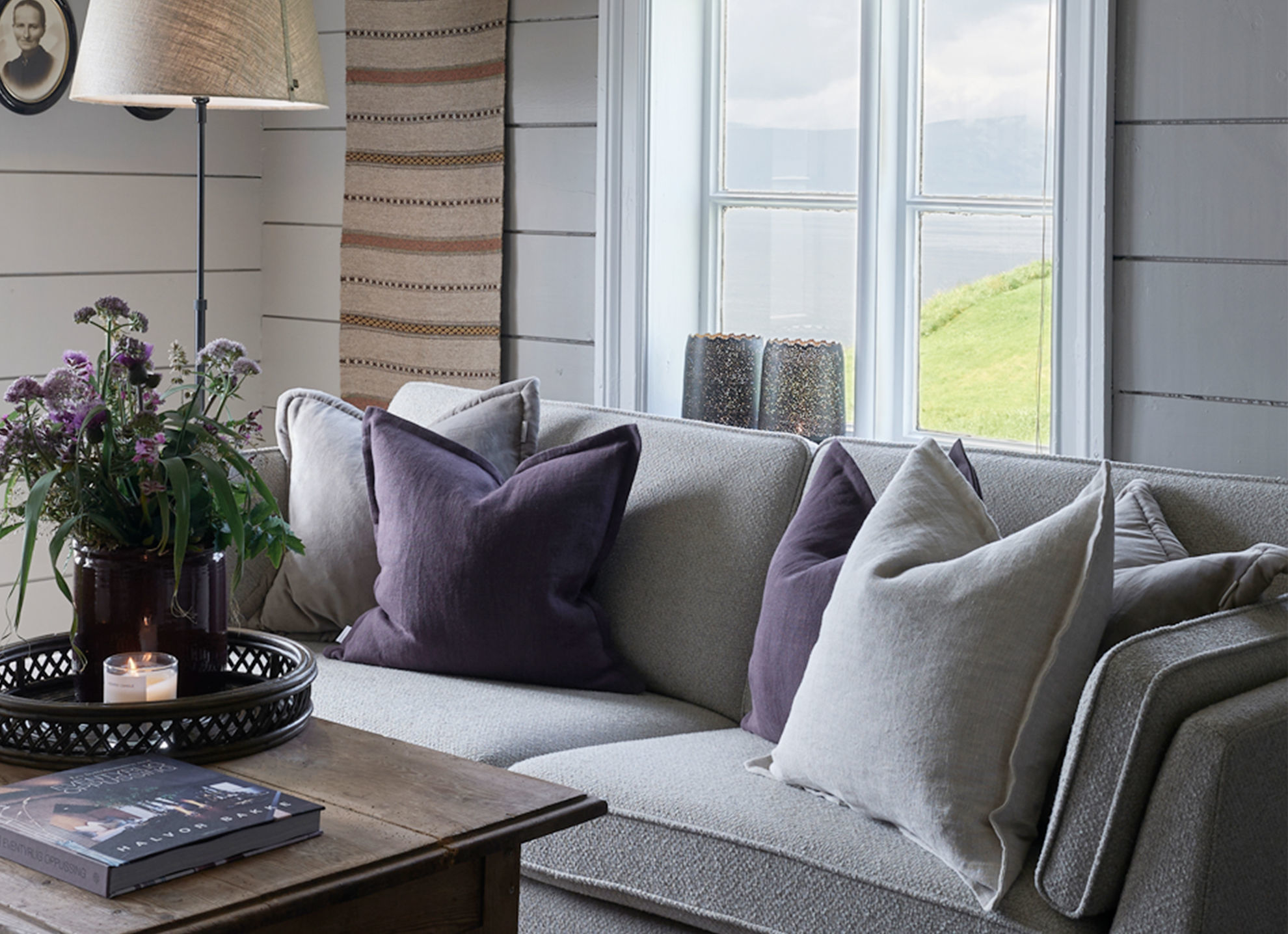 Sofa med flere kvadratiske pynteputer