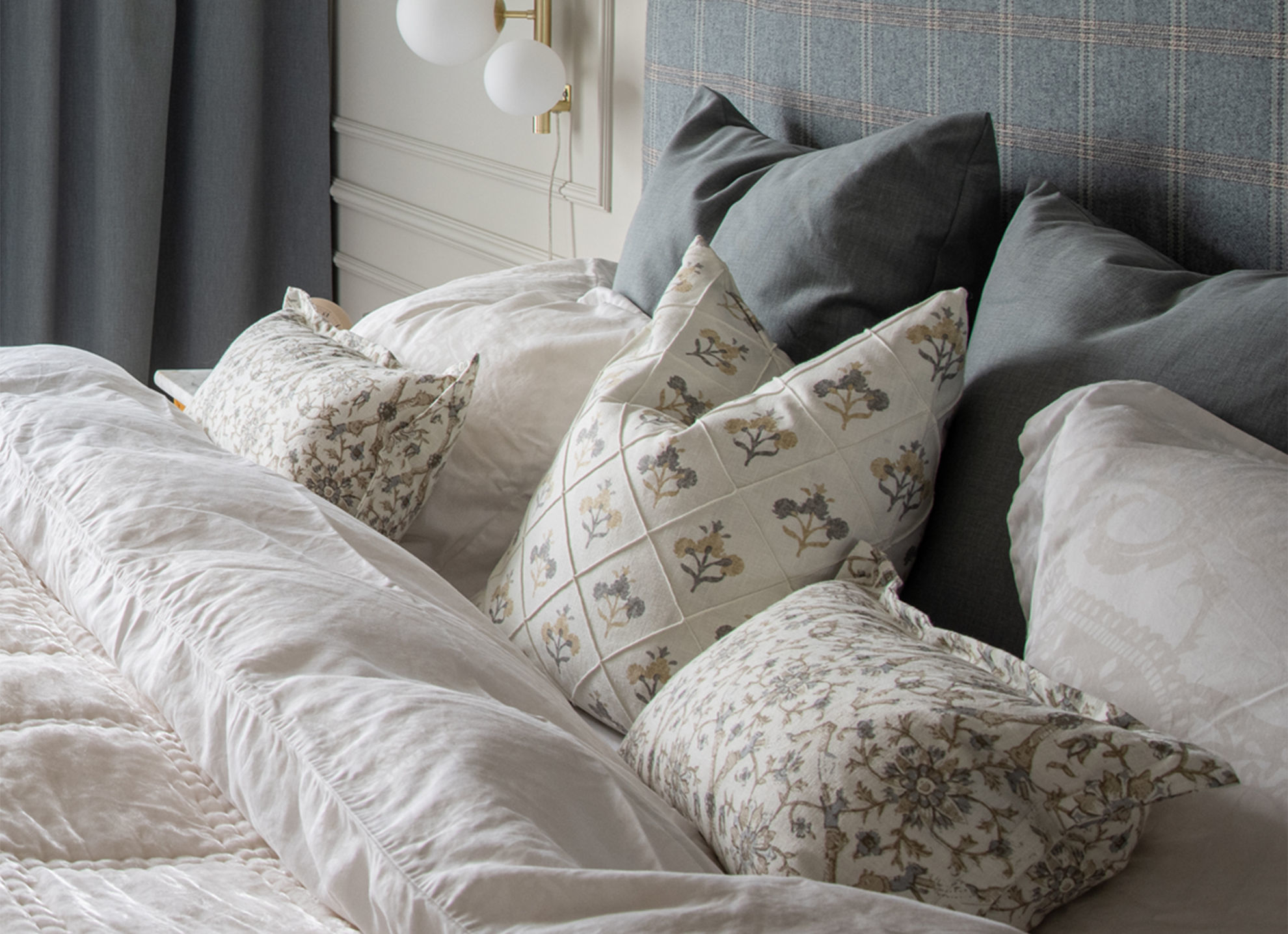 Seng med flere ulike pynteputer. Foto.