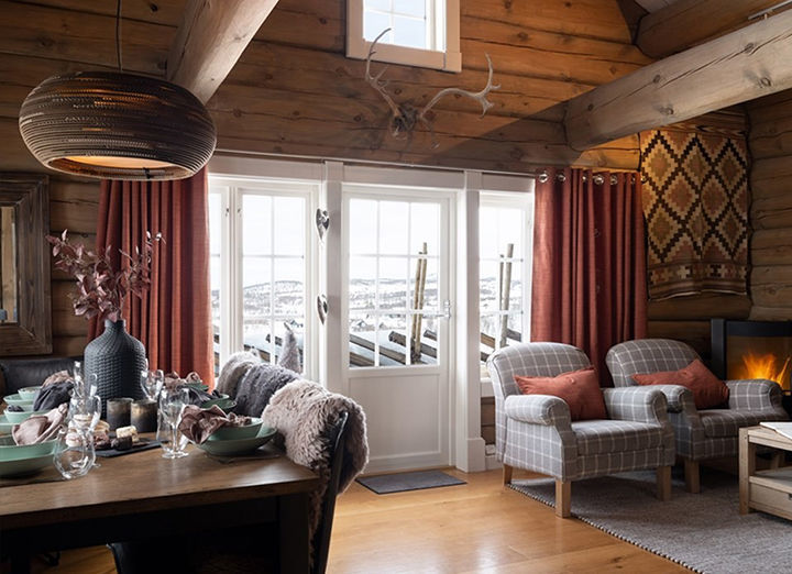 Gardinhøyde med stålmaljer