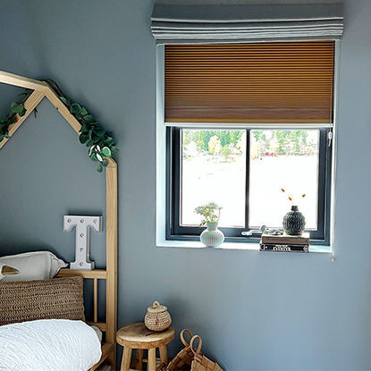 Duo-plisségardin, snorbetjent topphengt