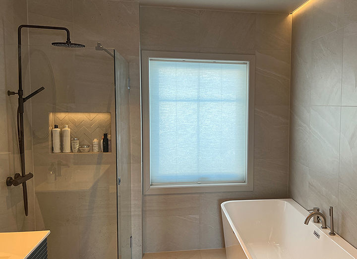 Duo-plisségardin, håndbetjent topphengt