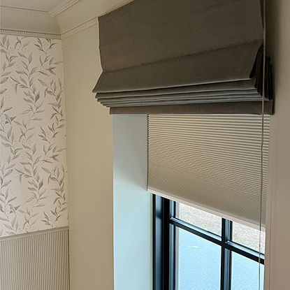 Duo-plisségardin, snorbetjent topphengt