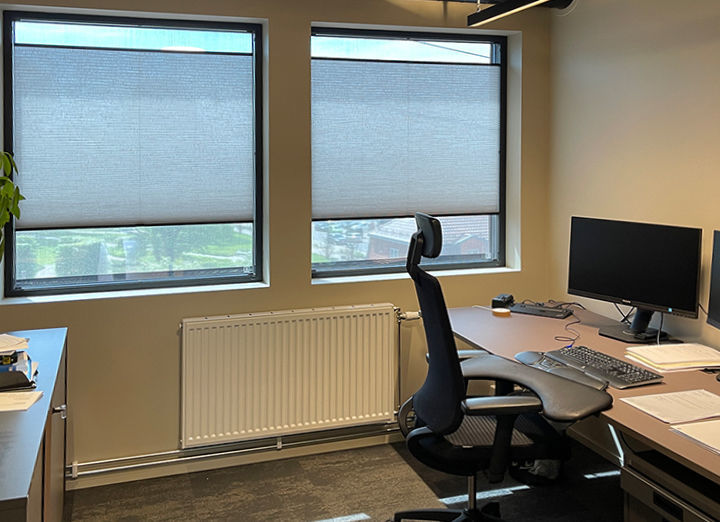 Duo-plisségardin, håndbetjent topphengt